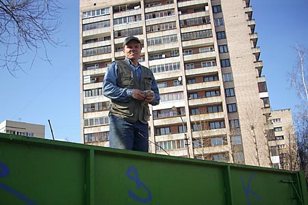 2009: Николай Важенин на субботнике, улица Турку, 12-1