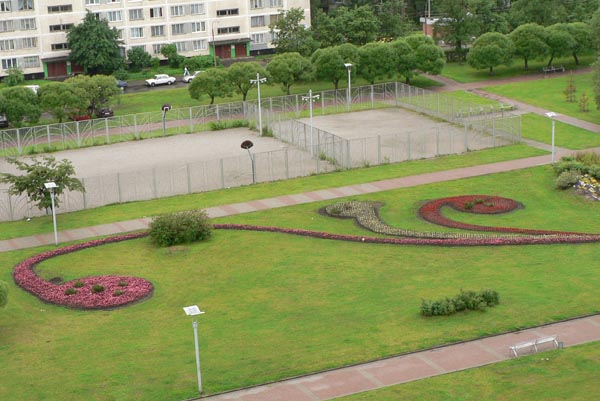 Бульвар, украшенный цветами, и спортивная площадка на улице Турку